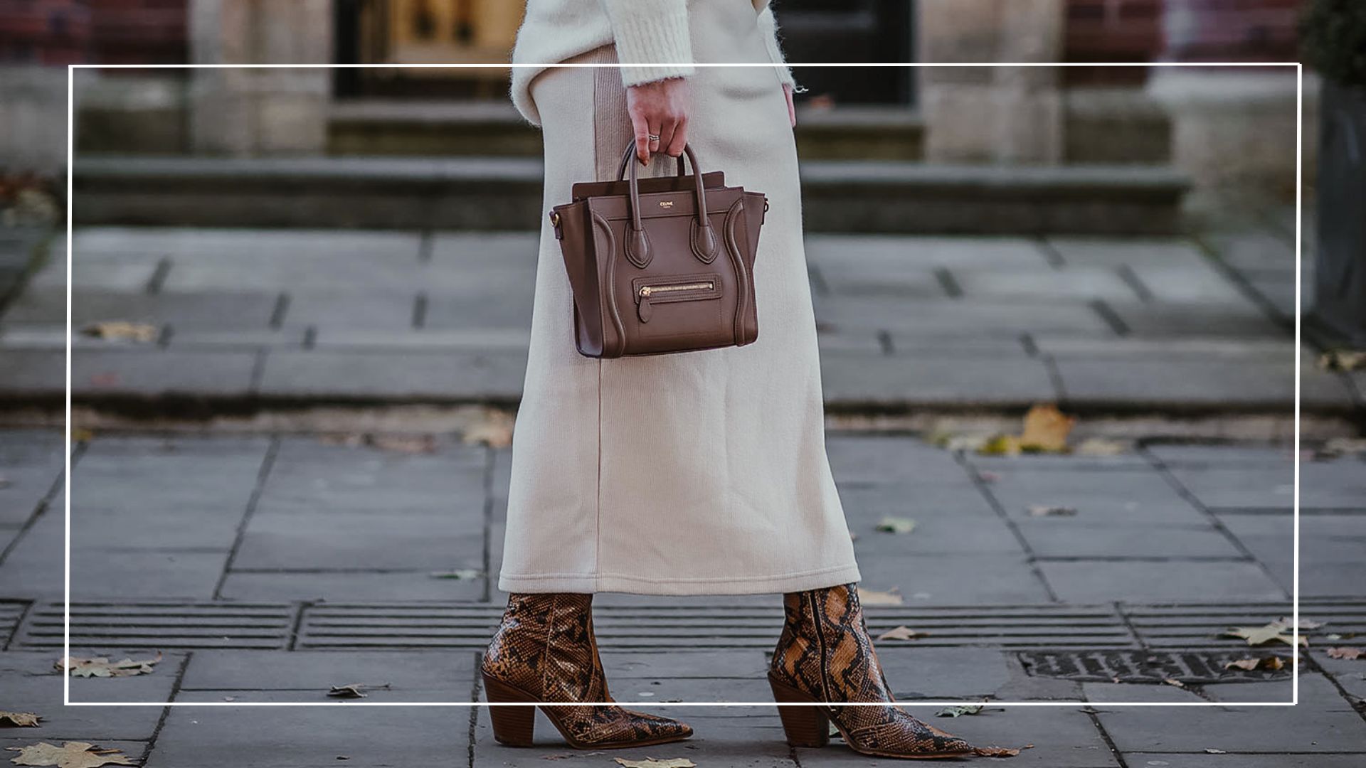 Pernas de uma mulher usando um look com saia de tricot midi de cor clara/acinzentada