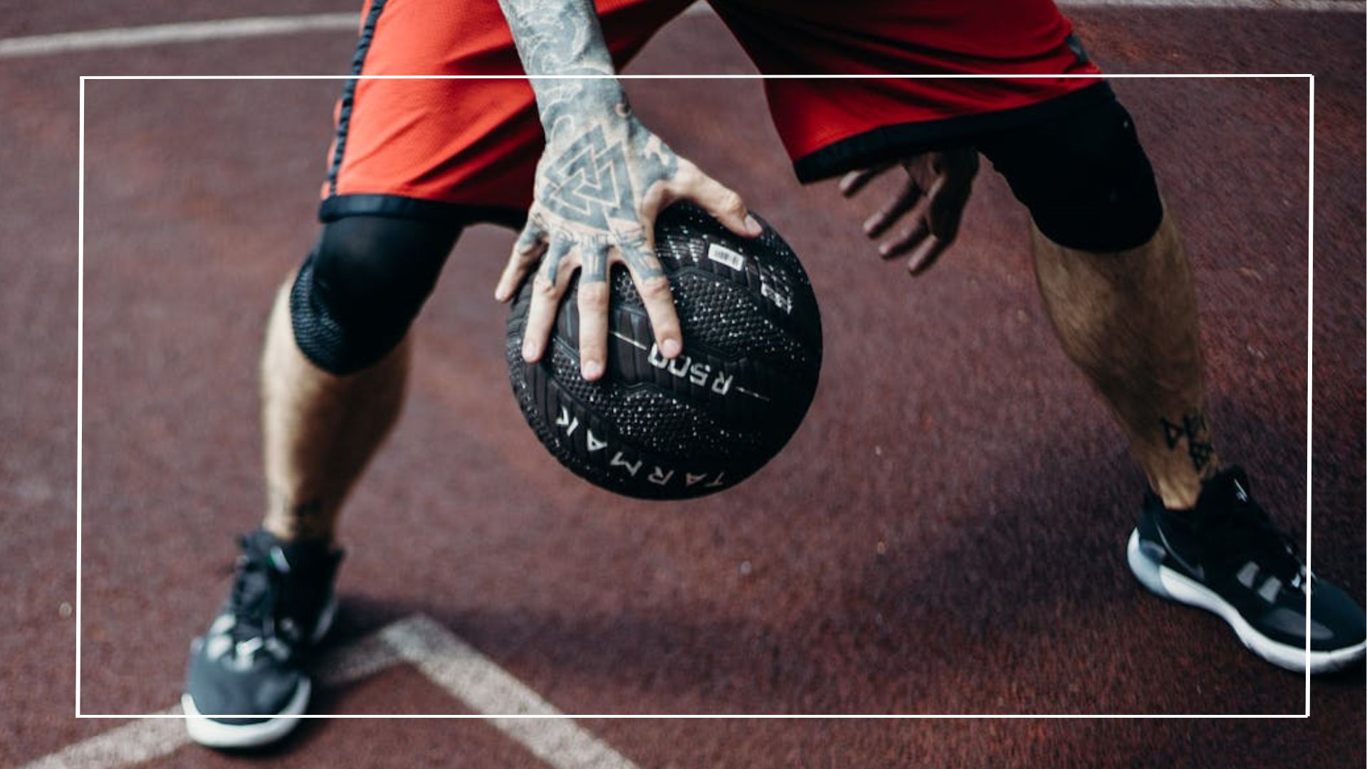 Pernas de um jogador de basquete dando um exemplo de um dos melhores tênis de basquete