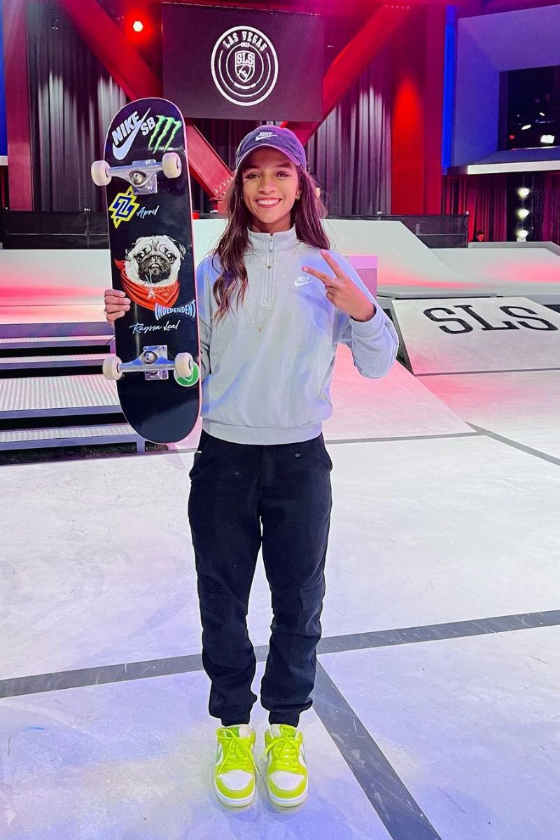 Imagem de Rayssa Leal mostrando um exemplo de um dos melhores tênis para andar de skate feminino de cor florescente