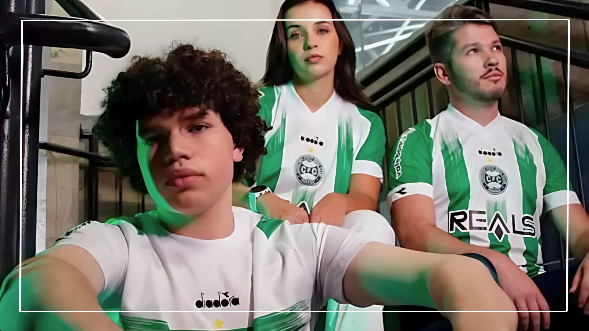 Três modelos mostrando os uniformes Coritiba e Diadora 2024