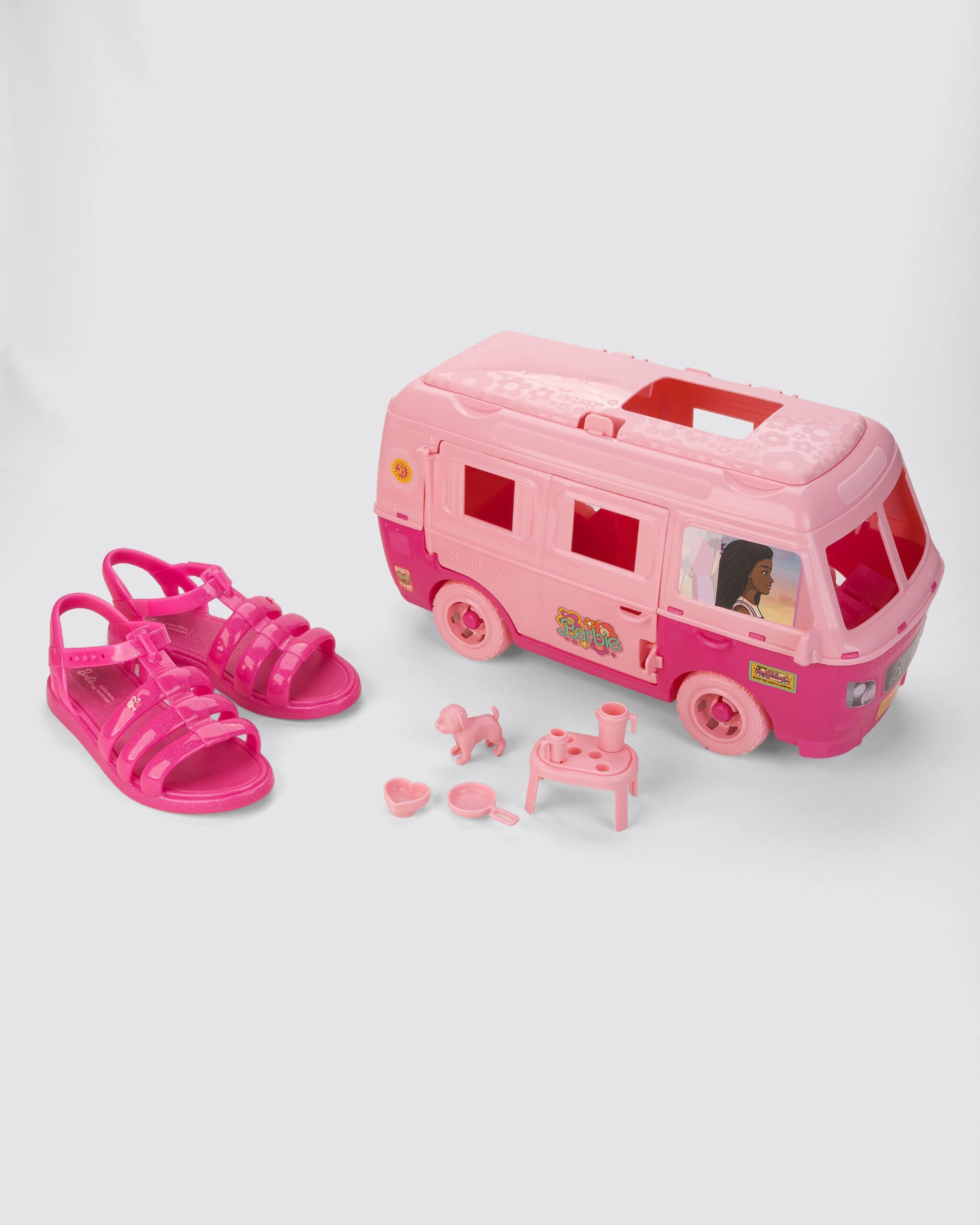 Kit de Dia de Crianças Grendene composto por uma sandália rosa da Barbie e uma van do mesmo tema