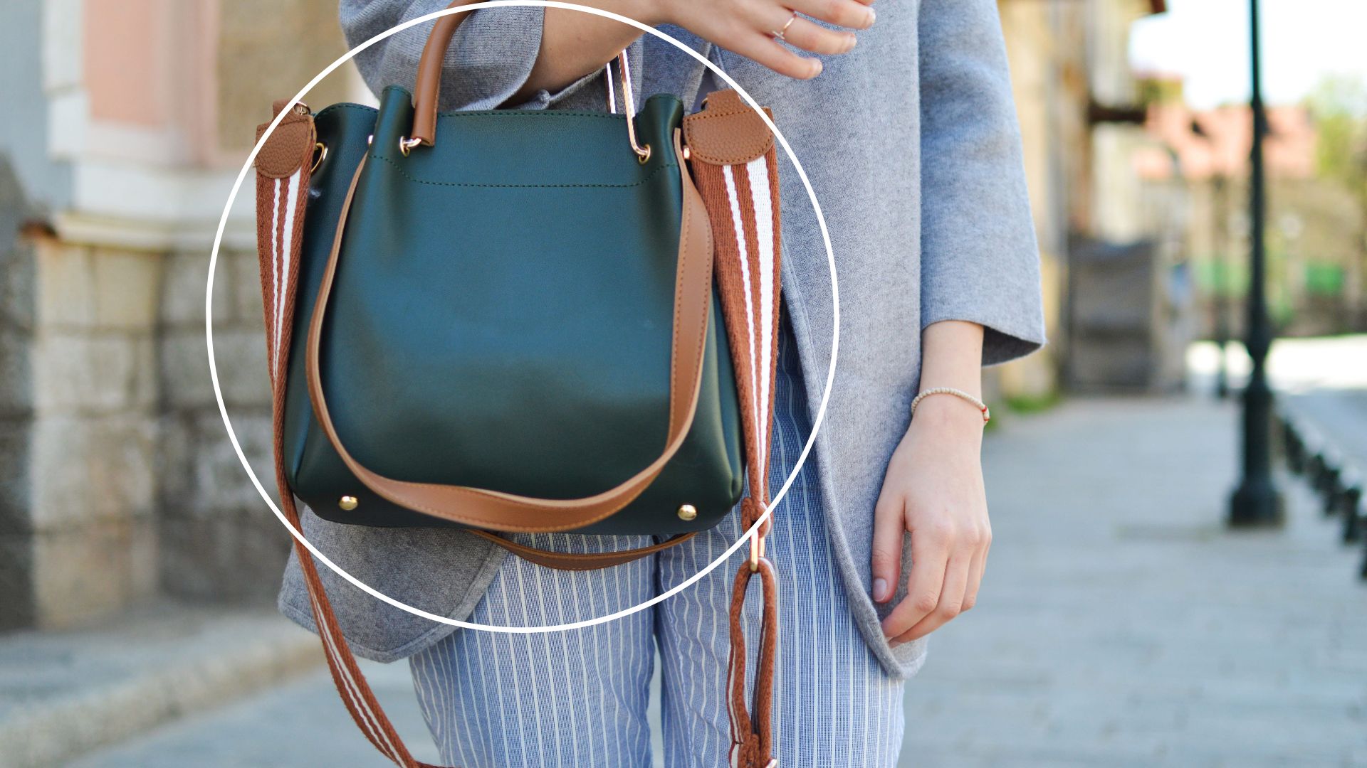 Mulher usando um look com bolsa verde mostrando todo seu estilo