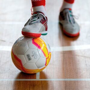 Pés de um atleta mostrando qual é a melhor chuteira futsal