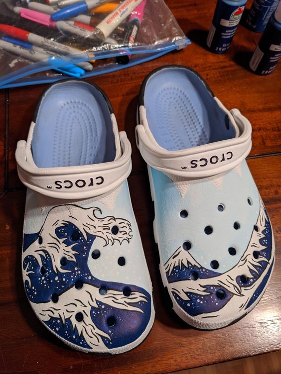 Uma pessoa mostrando uma opção de como personalizar Crocs usando pintura criativa