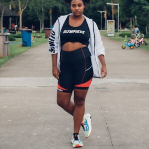 Mulher negra usando um dos melhores tênis Olympikus femininos para caminhada