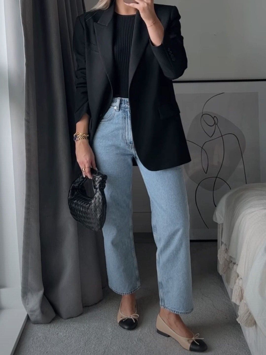Look com sapatilha, calça jeans e blazer