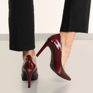 Mulher usando scarpin envernizado