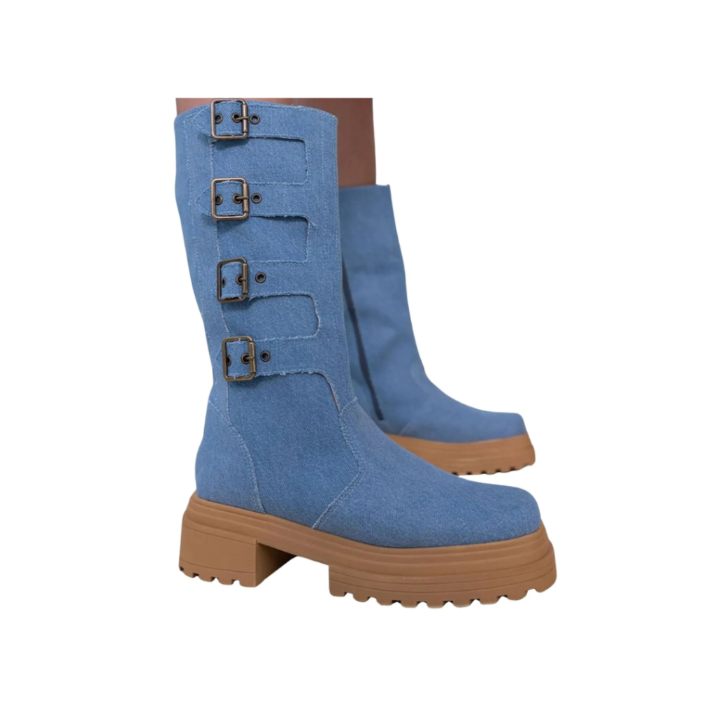 Bota coturno jeans cano alto de solado tratorado e detalhes de fivelas.

